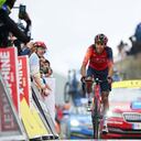 Egan Bernal corriendo para su equipo