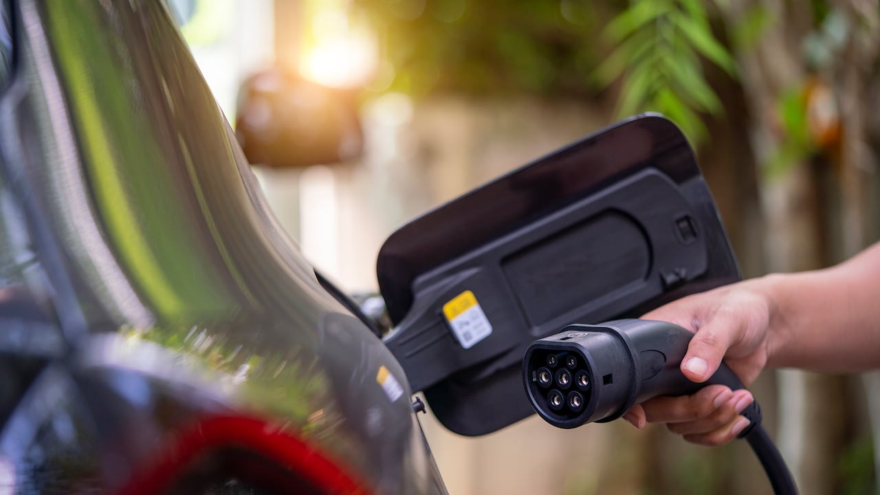 Es importante tener en cuenta el origen del vehículo para poder identificar que tipo de conector utiliza el carro eléctrico.