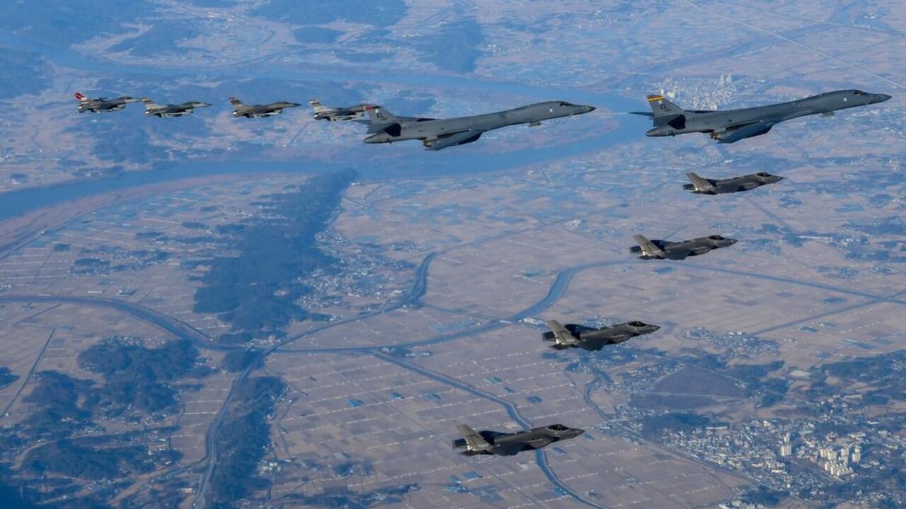 Despliegue de aviones caza F-35 junto con otros modelos de aviones de combate de la Fuerza Aérea de Corea del Sur