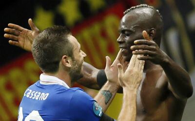 'Super Mario' celebra el segundo gol junto a Cassano.