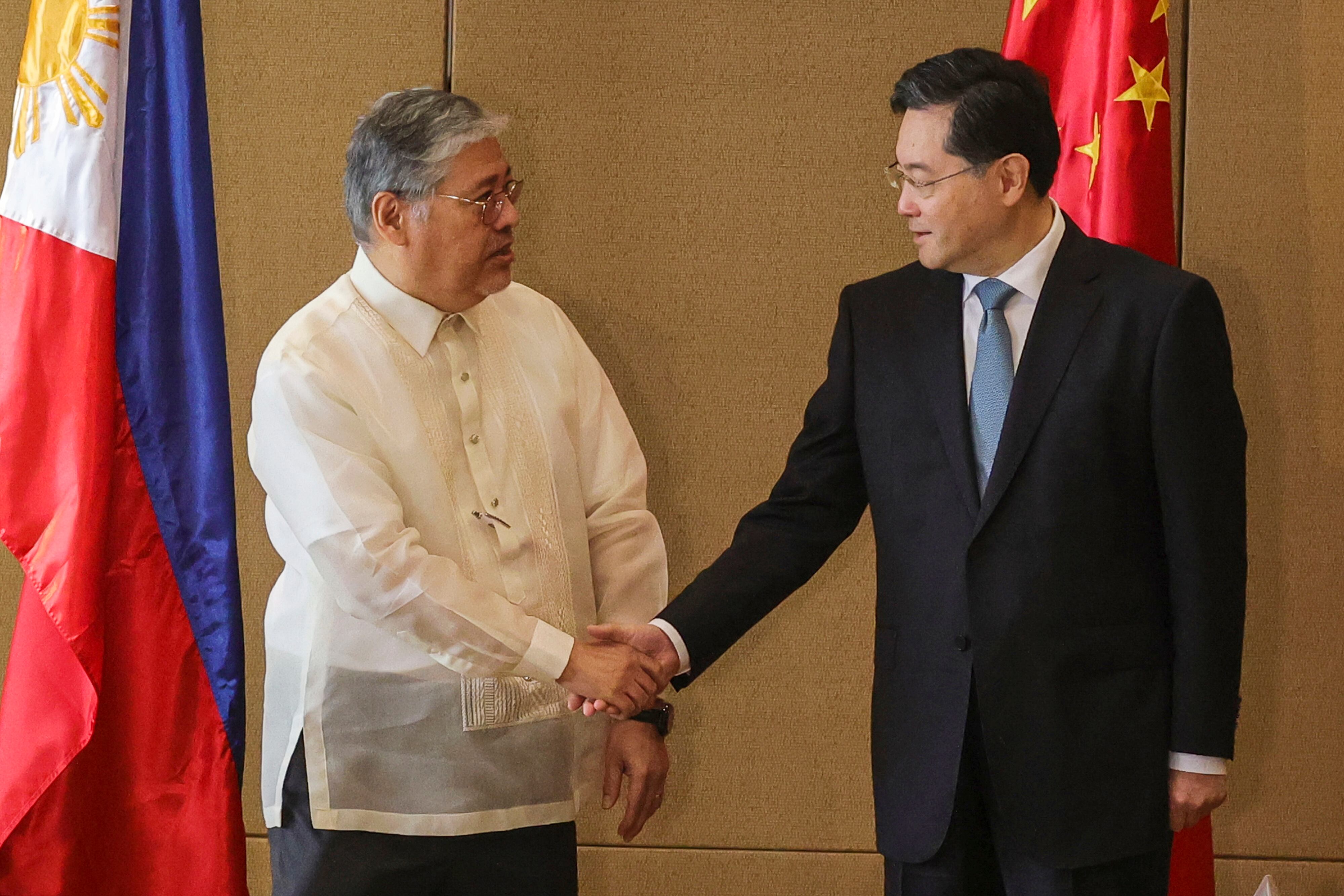 Ministro de Relaciones Exteriores de China, Qin Gang, a la derecha, y el Secretario de Relaciones Exteriores de Filipinas, Enrique Manalo.