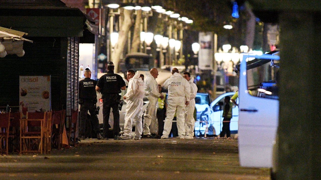 Equipo forense atiende una escena del crimen en España. Imagen de referencia