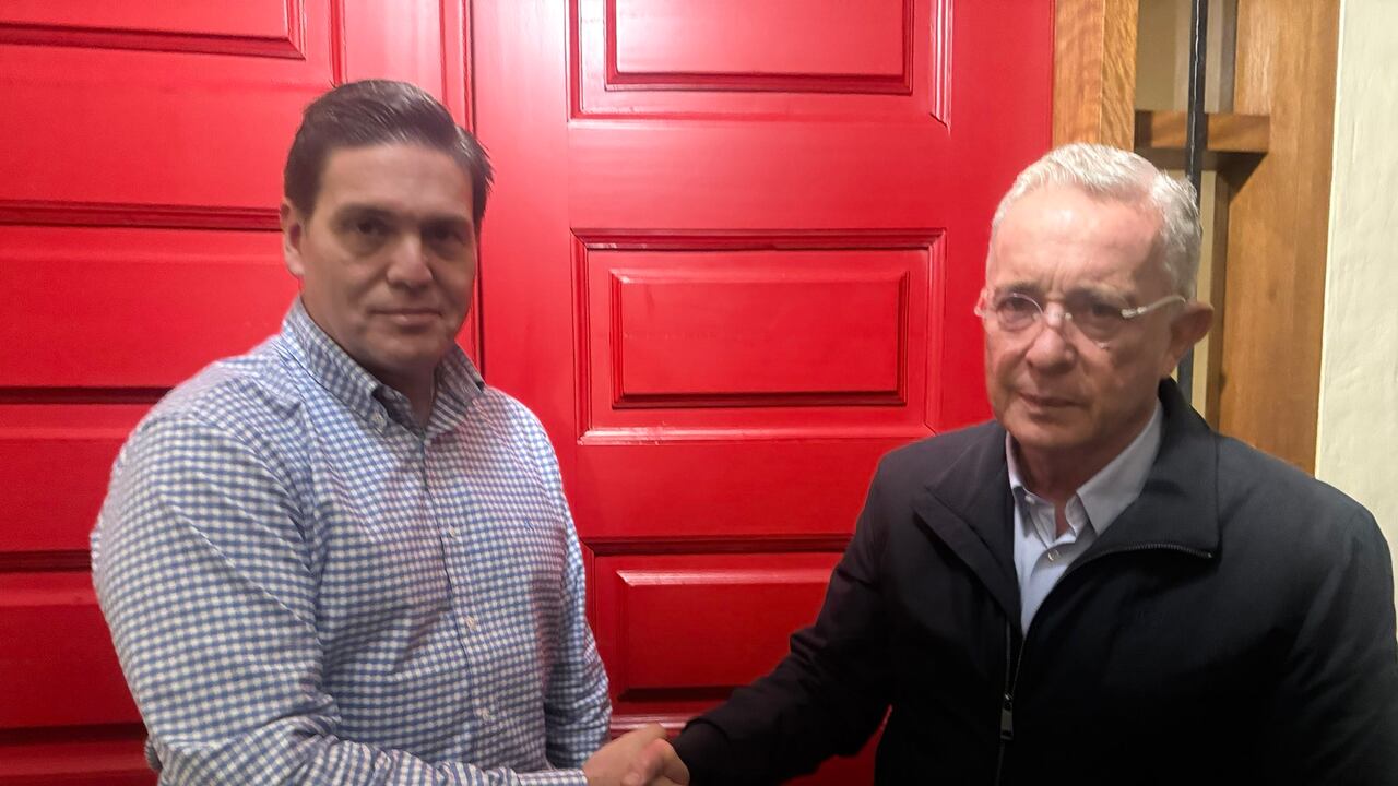 Álvaro Uribe Vélez junto a Juan Carlos Pinzón.