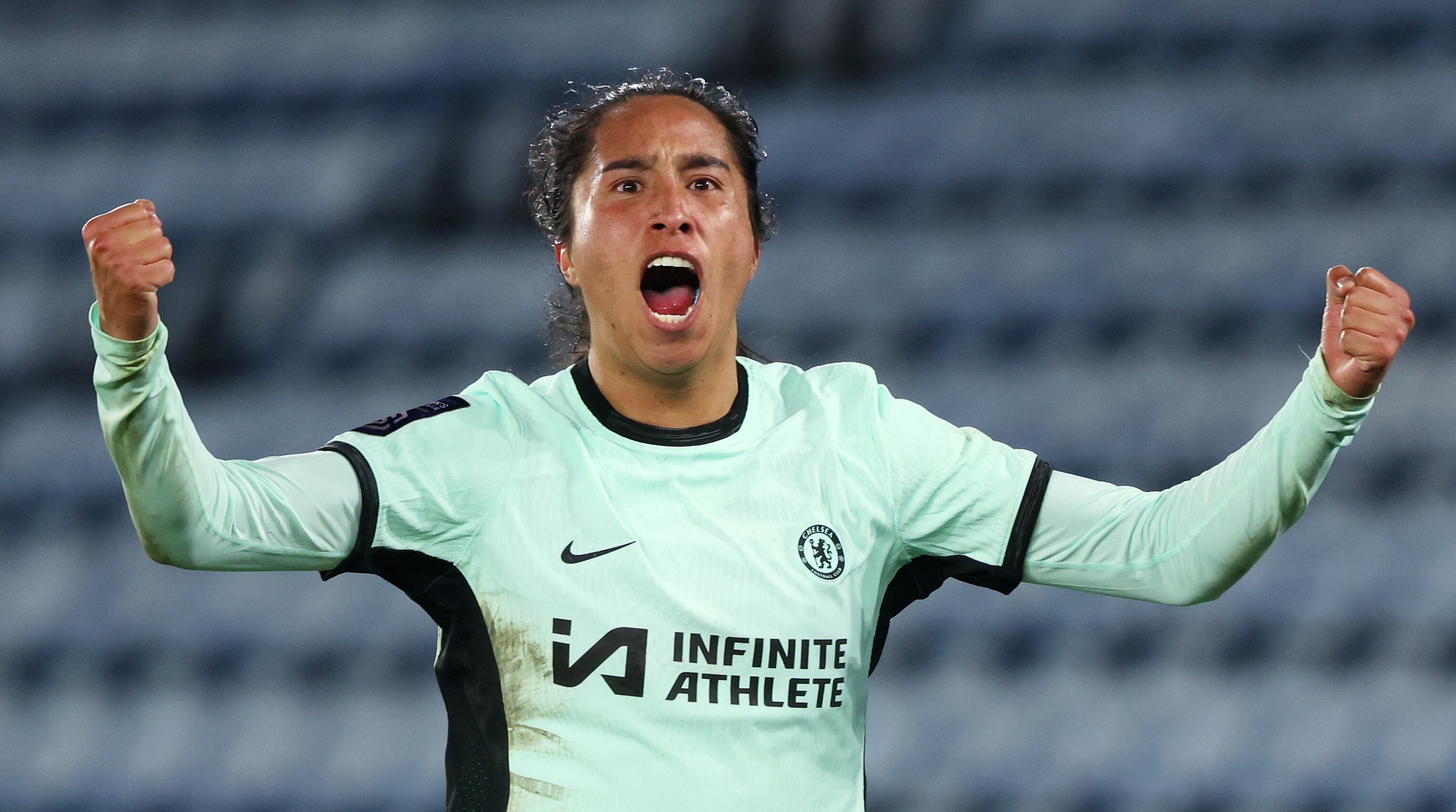 LEICESTER, INGLATERRA - 3 DE MARZO: Mayra Ramírez del Chelsea celebra marcar el segundo gol de su equipo durante el partido Barclays Women's Super League entre Leicester City y Chelsea FC en el King Power Stadium el 3 de marzo de 2024 en Leicester, Inglaterra. (Foto de Morgan Harlow/Getty Images)
