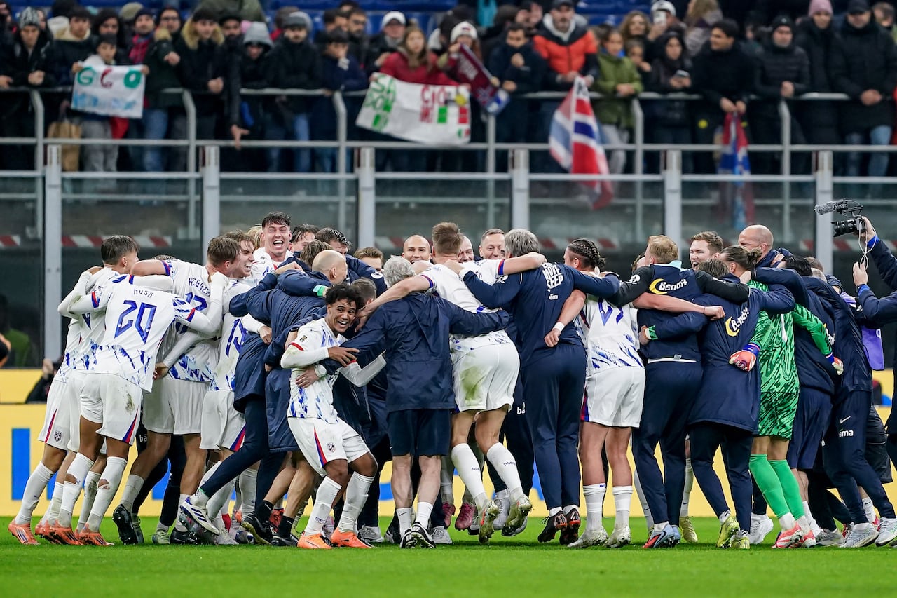 Haaland marcó doblete con Noruega y envió a Italia a repechaje.