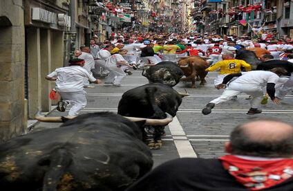 Los toros tras la multitud 