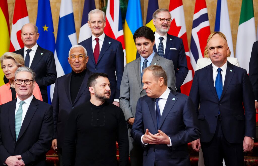 El primer ministro de Canadá, Justin Trudeau, segunda fila, mira al presidente de Ucrania, Volodymyr Zelenskyy, mientras habla con el primer ministro polaco, Donald Tusk, abajo a la derecha, mientras participan en una fotografía familiar durante la Cumbre Asegurar nuestro futuro sobre Ucrania y la seguridad europea en Lancaster House en Londres, el domingo 2 de marzo de 2025.