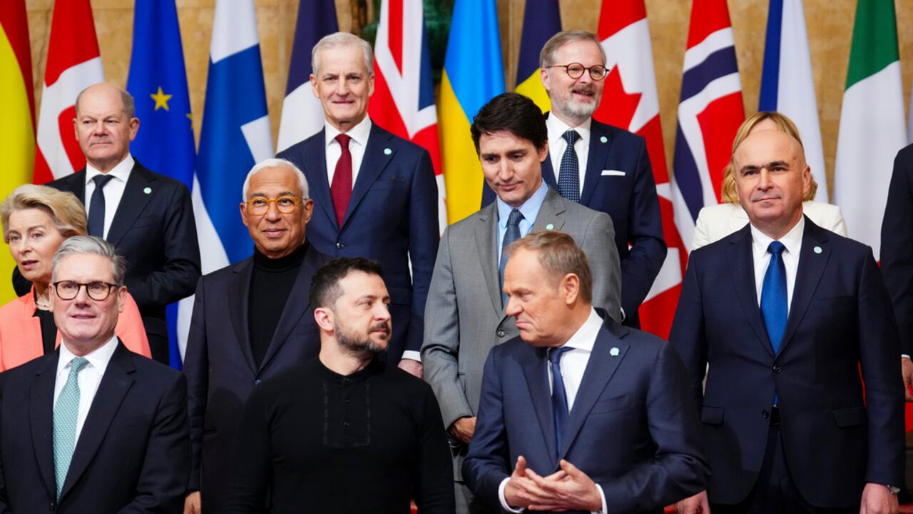 El primer ministro de Canadá, Justin Trudeau, segunda fila, mira al presidente de Ucrania, Volodymyr Zelenskyy, mientras habla con el primer ministro polaco, Donald Tusk, abajo a la derecha, mientras participan en una fotografía familiar durante la Cumbre Asegurar nuestro futuro sobre Ucrania y la seguridad europea en Lancaster House en Londres, el domingo 2 de marzo de 2025.