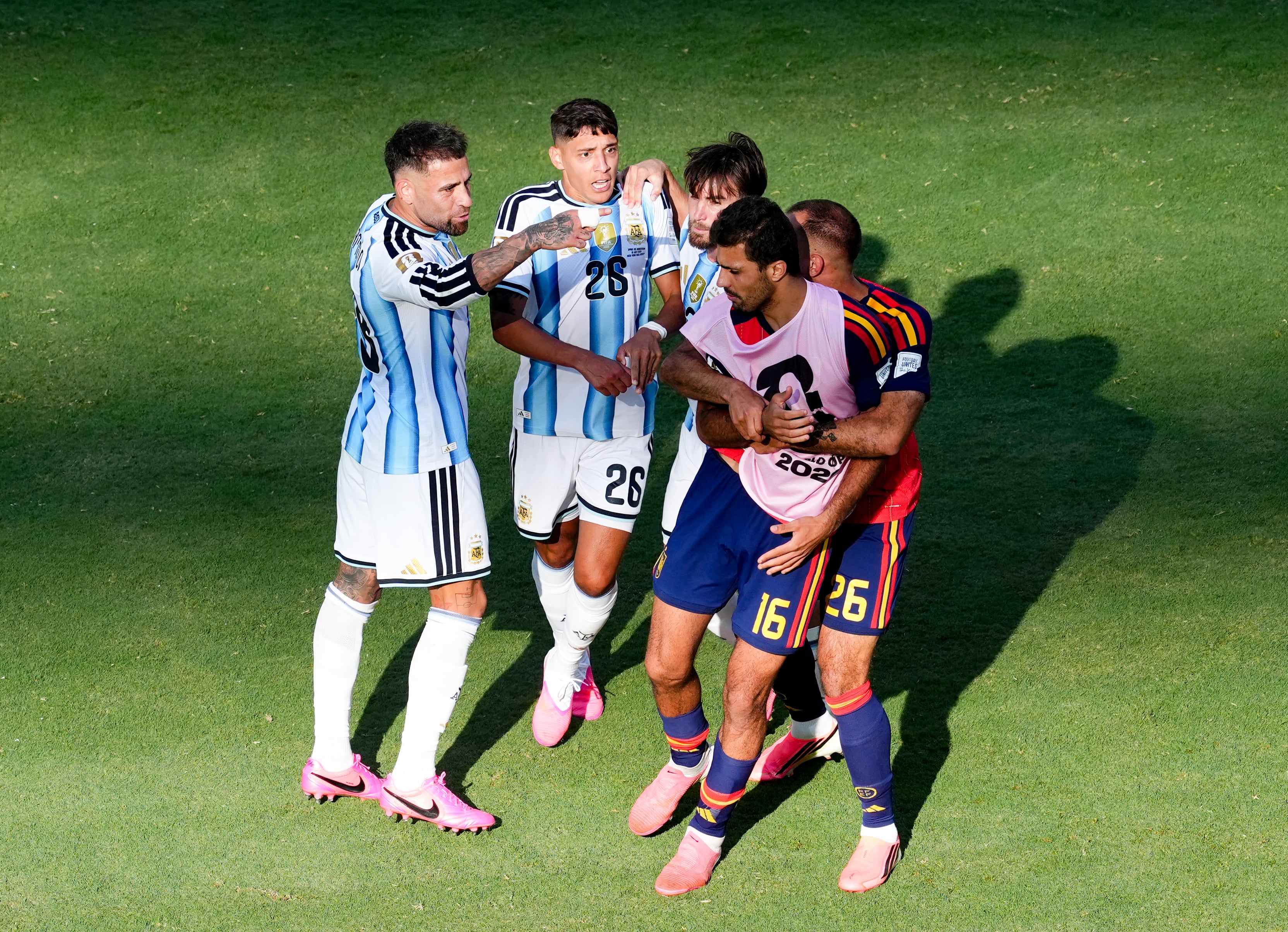 La celebración de España estuvo marcada por un fuerte intercambio de palabras entre Nicolás Otamendi y Rodri.