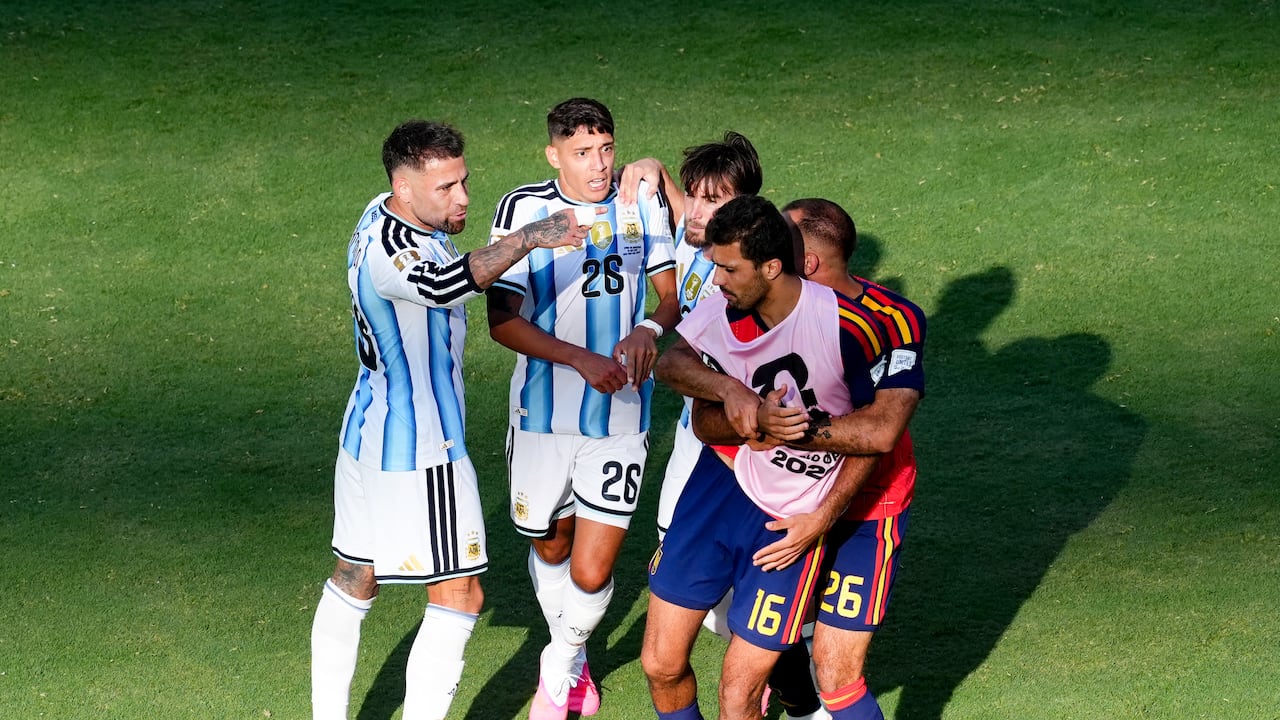 Cerrar todo partido perdido como una batalla campal es ganar, al menos, en el arte de los puños y empujones.
