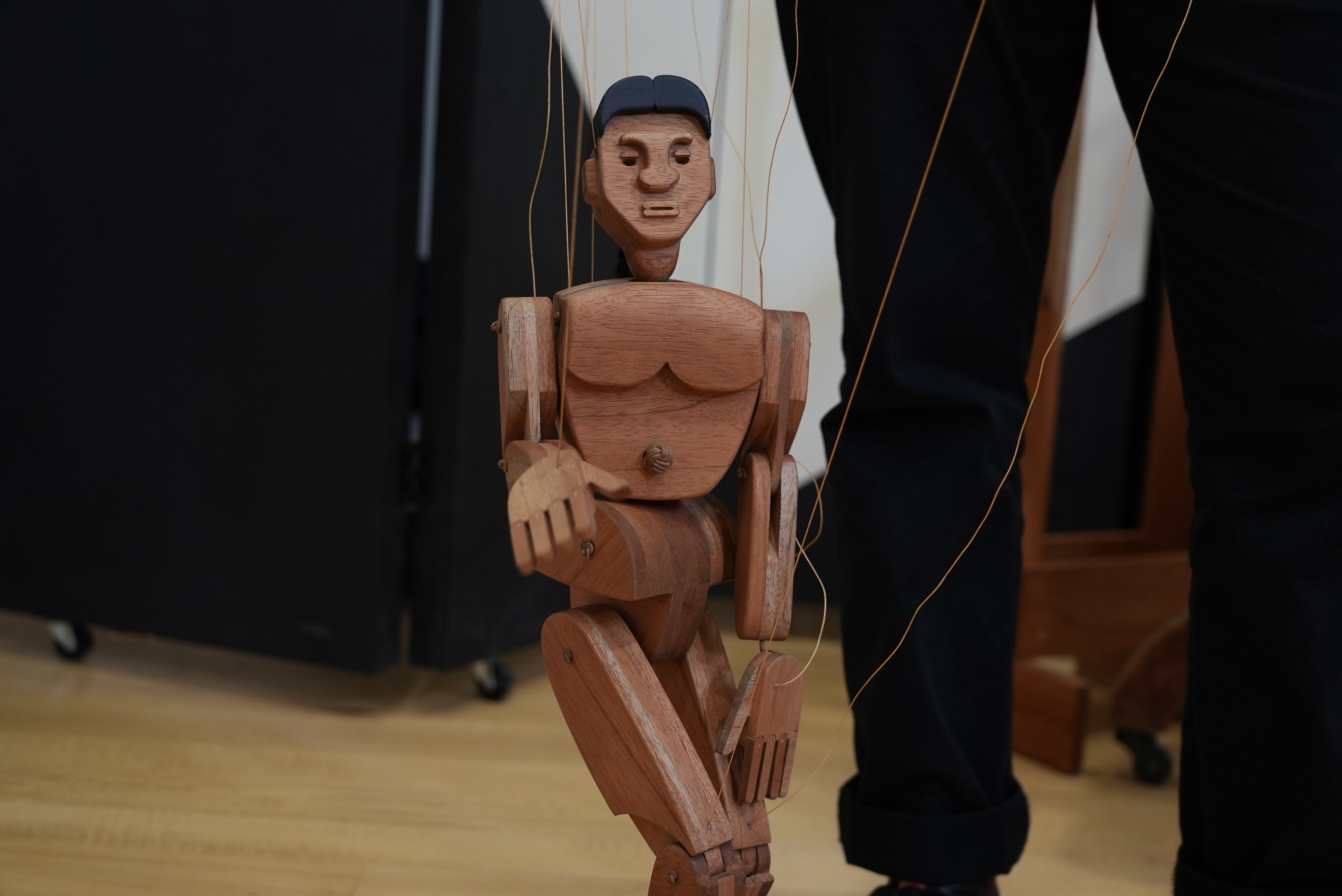 “Mis experimentos buscan romper las jerarquías tradicionales del arte, esas que dictan que las obras deben permanecer intocables", dice el artista.