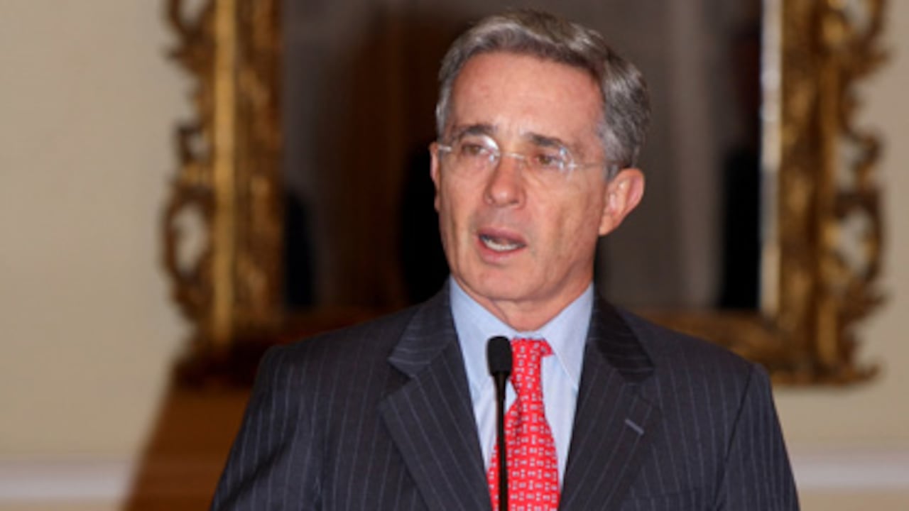 Juan Manuel Santos, un día antes asumir el mando, le dijo al entonces presidente Álvaro Uribe que en su gobierno no iban a poner el espejo retrovisor. Tres meses después, los escándalos han explotado como si fueran una olla a presión.