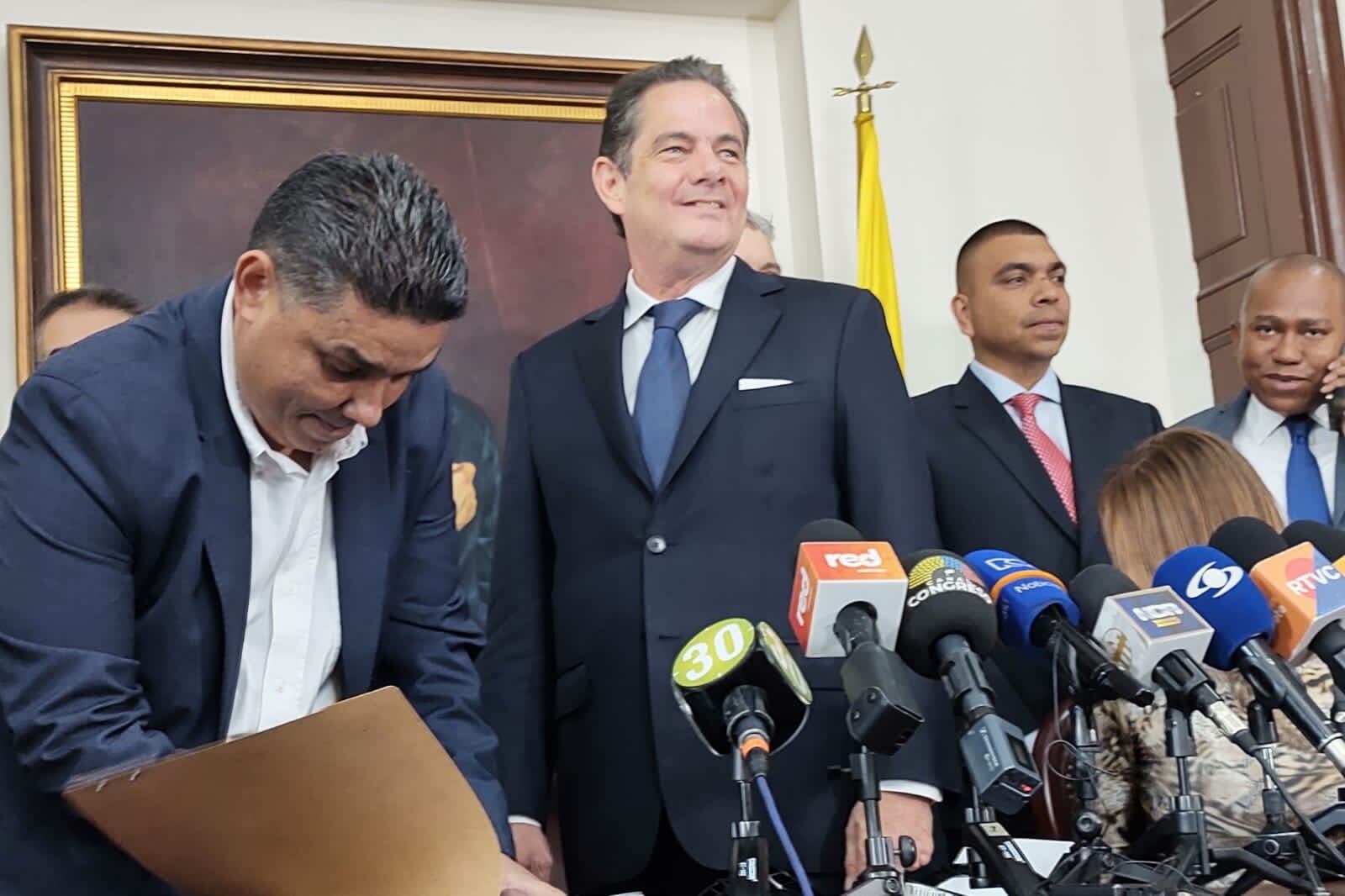 El secretario de la Cámara, Jaime Luís Lacouture, recibió la reforma que llevó personalmente al Congreso Germán Vargas Lleras.