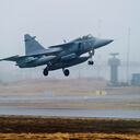 Un avión de combate JAS 39 Gripen de la Fuerza Aérea Sueca despega de la base en Kallinge, en el sur de Suecia, para unirse a la operación liderada por la OTAN en Libia, el 2 de abril de 2011. (Foto AP/Scanpix/Patric Soderstrom, Archivo)