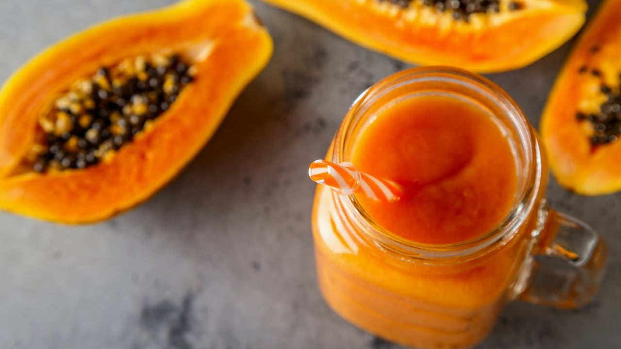 Se trata de una fruta tropical que tiene un aporte de proteínas bajo y un nivel de grasas escaso