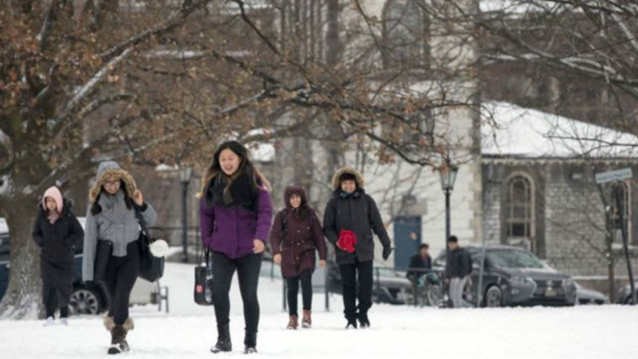 La Universidad de Toronto está aprovechando la incertidumbre en torno a las políticas de Donald Trump y el Brexit para "quitarles" estudiantes extranjeros a EE.UU. y Reino Unido.