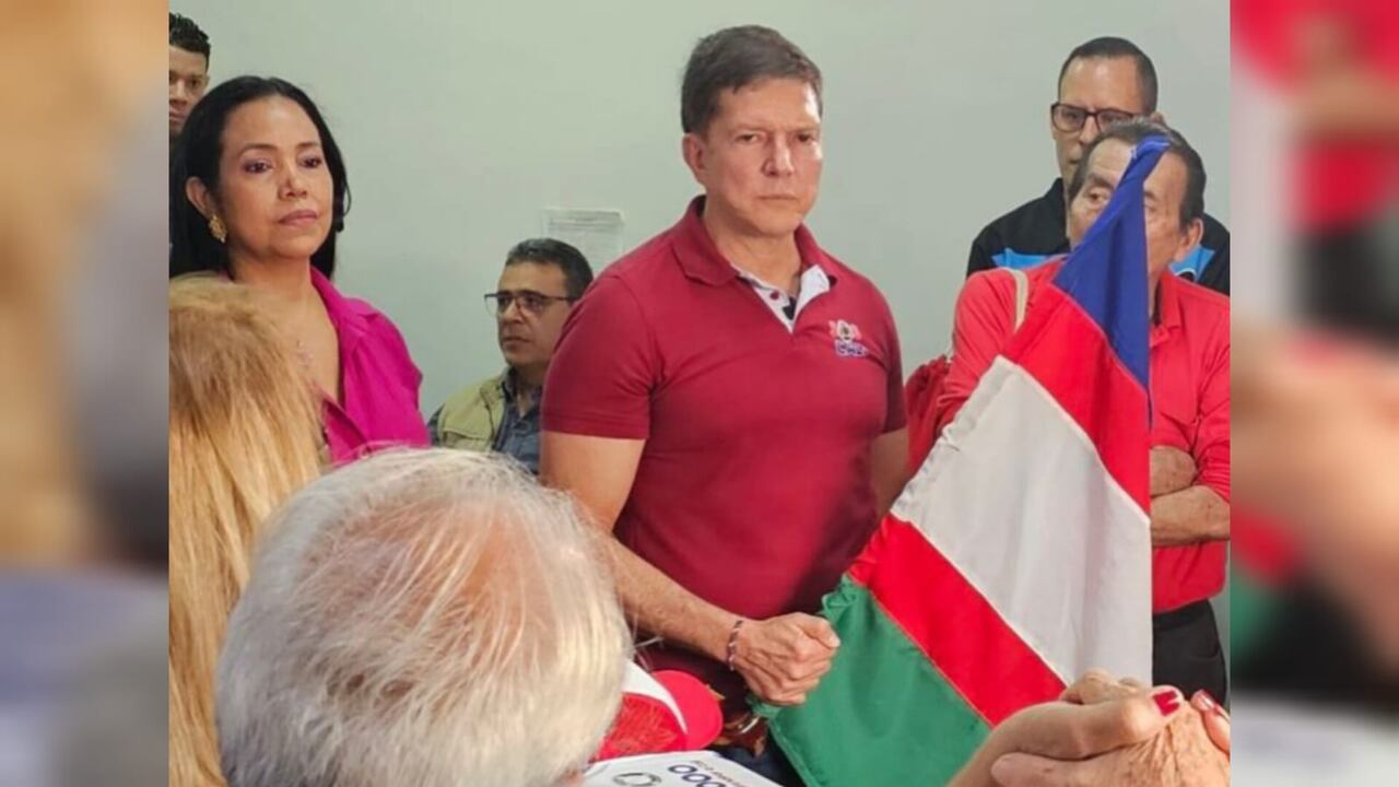 Wilson Ruiz entregó 160.000 firmas a la Registraduría para avalar su candidatura a la Alcaldía de Cali.