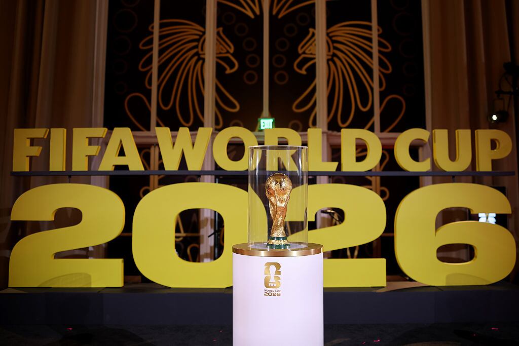 El Trofeo de la Copa Mundial de la FIFA se exhibe antes del sorteo oficial de la Copa Mundial de la FIFA 2026 en el Centro John F. Kennedy para las Artes Escénicas el 5 de diciembre de 2025 en Washington, DC. (Foto de Héctor Vivas - FIFA/FIFA vía Getty Images)