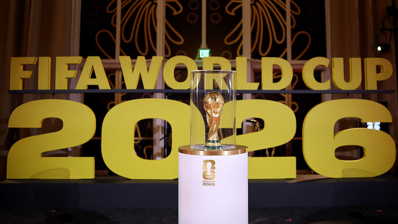 El Trofeo de la Copa Mundial de la FIFA se exhibe antes del sorteo oficial de la Copa Mundial de la FIFA 2026 en el Centro John F. Kennedy para las Artes Escénicas el 5 de diciembre de 2025 en Washington, DC. (Foto de Héctor Vivas - FIFA/FIFA vía Getty Images)