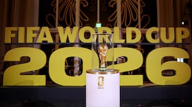 El Trofeo de la Copa Mundial de la FIFA se exhibe antes del sorteo oficial de la Copa Mundial de la FIFA 2026 en el Centro John F. Kennedy para las Artes Escénicas el 5 de diciembre de 2025 en Washington, DC. (Foto de Héctor Vivas - FIFA/FIFA vía Getty Images)