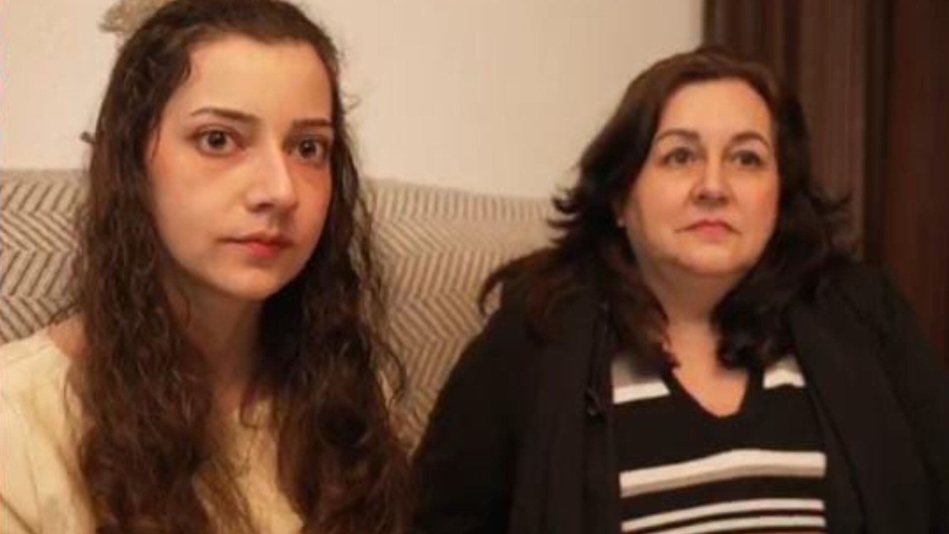 Noelia junto a su madre.