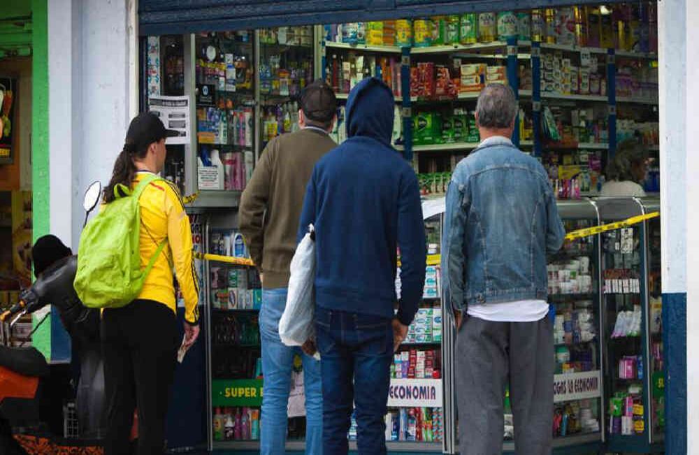 Durante el aislamiento preventivo varios colombianos salieron a comprar alimentos a pesar de la alerta por el coronavirus