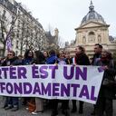 Activistas a favor del derecho al aborto sostienen una pancarta que dice "el aborto es un derecho fundamental" durante una manifestación por el derecho al aborto frente a la Universidad La Sorbona en París, el 28 de febrero de 2024