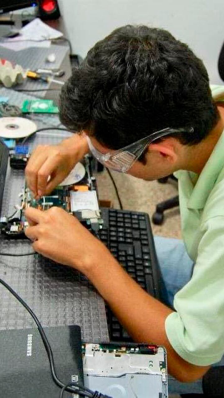 Wiltech, creador de contenido colombiano que ganó popularidad por sus videos sobre reparación de teléfonos.