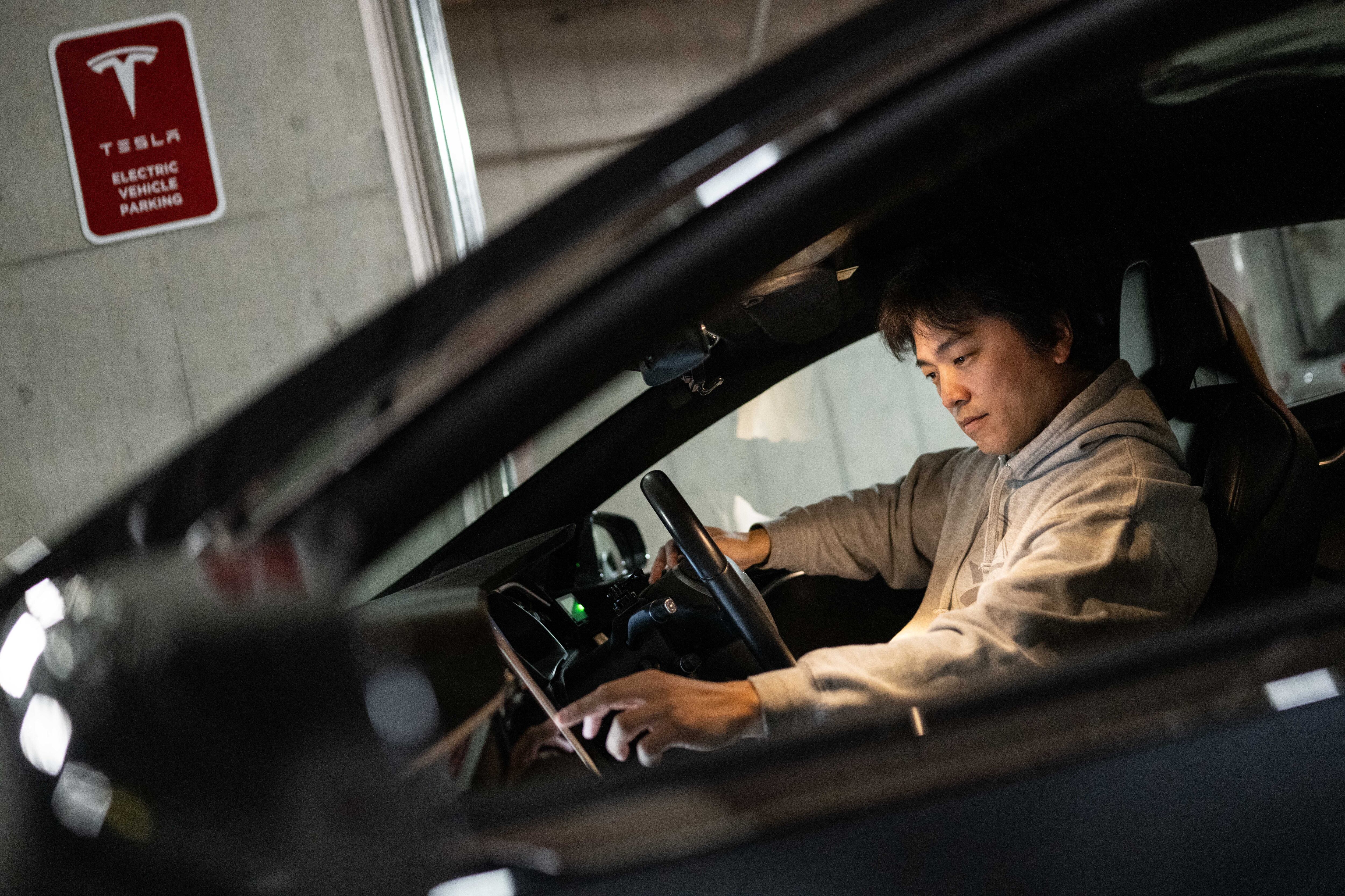 Las entregas globales de autos eléctricos de la firma de Elon Musk alcanzaron las 422.875 unidades en el primer trimestre del año, según datos divulgados el domingo, 36 % por encima de igual período del año pasado. (Photo by Yuichi YAMAZAKI / AFP) / TO GO WITH Japan-automobile-climate-energy,FOCUS by Etienne BALMER