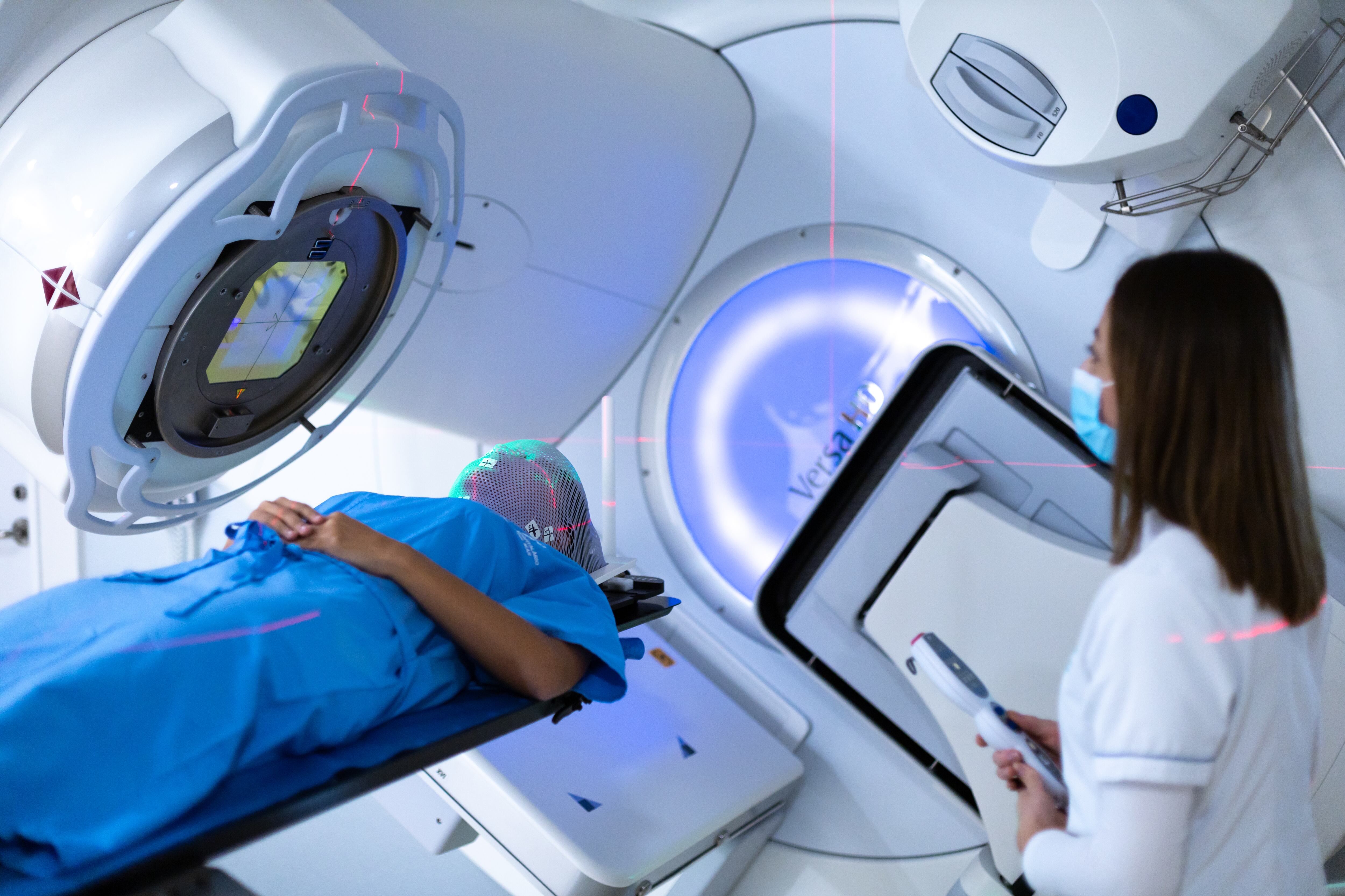 El Hospital Serena del Mar cuenta con equipos médicos de alta tecnología, como este acelerador lineal para radioterapia.