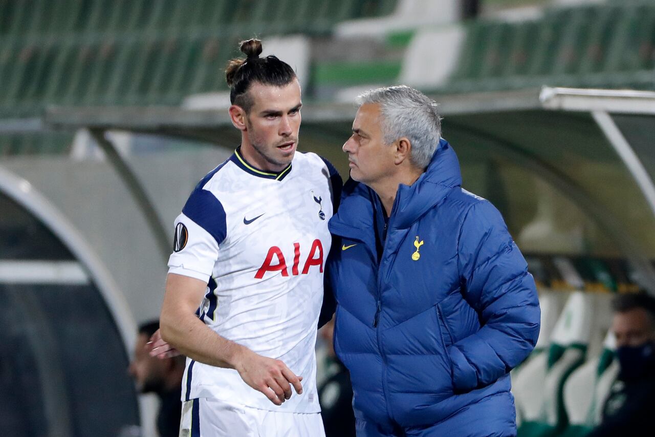 RAZGRAD, BULGARIA - 05 DE NOVIEMBRE: Gareth Bale de Tottenham Hotspur interactúa con Jose Mourinho, Gerente de Tottenham Hotspur después de ser sustituido durante el partido de la etapa del Grupo J de la UEFA Europa League entre PFC Ludogorets Razgrad y Tottenham Hotspur en Ludogorets Arena el 05 de noviembre de 2020 en Razgrad, Bulgaria. Los estadios deportivos alrededor de Bulgaria permanecen bajo estrictas restricciones debido a la pandemia del coronavirus, ya que las leyes gubernamentales de distanciamiento social prohíben a los fanáticos dentro de los lugares, lo que hace que los juegos se jueguen a puerta cerrada. (Foto de Srdjan Stevanovic / Getty Images)