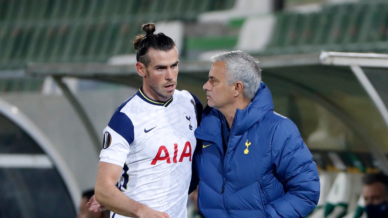 RAZGRAD, BULGARIA - 05 DE NOVIEMBRE: Gareth Bale de Tottenham Hotspur interactúa con Jose Mourinho, Gerente de Tottenham Hotspur después de ser sustituido durante el partido de la etapa del Grupo J de la UEFA Europa League entre PFC Ludogorets Razgrad y Tottenham Hotspur en Ludogorets Arena el 05 de noviembre de 2020 en Razgrad, Bulgaria. Los estadios deportivos alrededor de Bulgaria permanecen bajo estrictas restricciones debido a la pandemia del coronavirus, ya que las leyes gubernamentales de distanciamiento social prohíben a los fanáticos dentro de los lugares, lo que hace que los juegos se jueguen a puerta cerrada. (Foto de Srdjan Stevanovic / Getty Images)