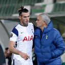 RAZGRAD, BULGARIA - 05 DE NOVIEMBRE: Gareth Bale de Tottenham Hotspur interactúa con Jose Mourinho, Gerente de Tottenham Hotspur después de ser sustituido durante el partido de la etapa del Grupo J de la UEFA Europa League entre PFC Ludogorets Razgrad y Tottenham Hotspur en Ludogorets Arena el 05 de noviembre de 2020 en Razgrad, Bulgaria. Los estadios deportivos alrededor de Bulgaria permanecen bajo estrictas restricciones debido a la pandemia del coronavirus, ya que las leyes gubernamentales de distanciamiento social prohíben a los fanáticos dentro de los lugares, lo que hace que los juegos se jueguen a puerta cerrada. (Foto de Srdjan Stevanovic / Getty Images)