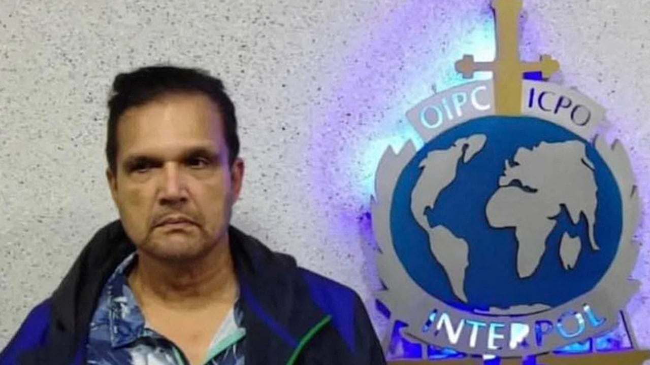 Esta imagen de la cuenta de Instagram de Interpol Venezuela muestra al fugitivo malasio Francis Leonard Glenn, conocido como Fat Leonard, después de su captura en Maiquetía, Venezuela