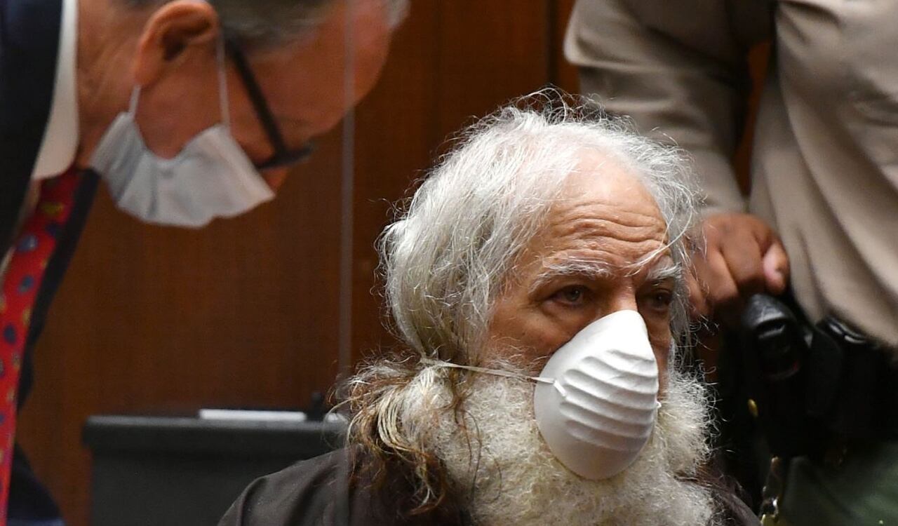 Ron Jeremy en una audiencia en el año 2021 con su cabello blanco y totalmente irreconocible en su estado físico