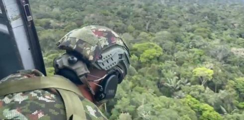 Las autoridades sobrevuelan la zona donde fue encontrada la avioneta.