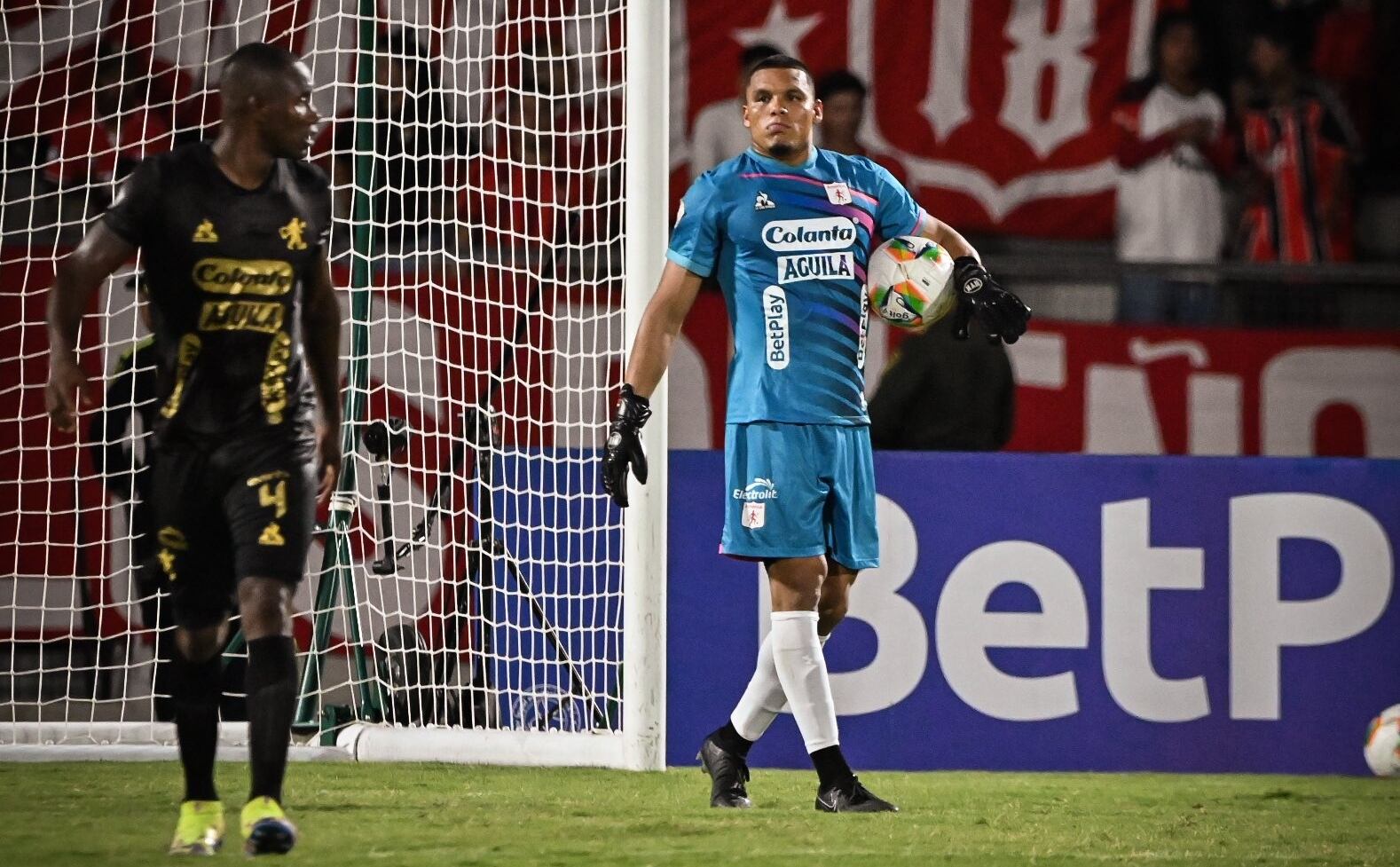 El portero de América de Cali, Joel Graterol, tuvo que ser intervenido tras sufrir una lesión de rotura del tendón rotuliano.