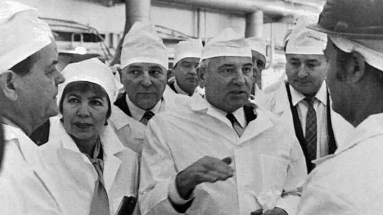 El expresidente soviético Mijaíl Gorbachov (centro) y su esposa Raisa Gorbacheva (segunda por la izq.) visitaron la planta nuclear en 1989. Foto: AFP/Getty Images/BBC