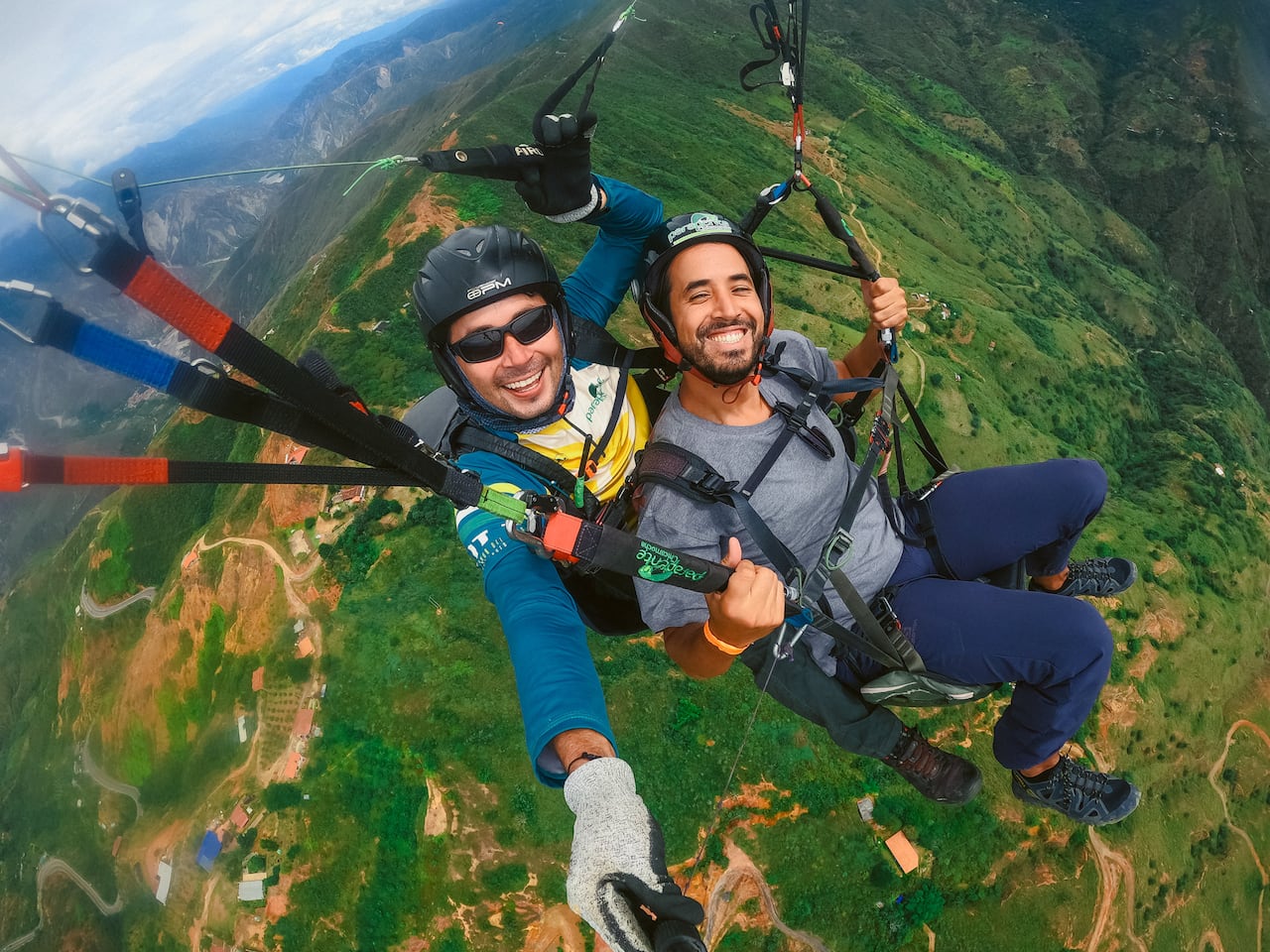 Por su altitud, desnivel y optimas condiciones climáticas el Cañón de Chicamocha es el lugar favorito de muchos parapentistas.