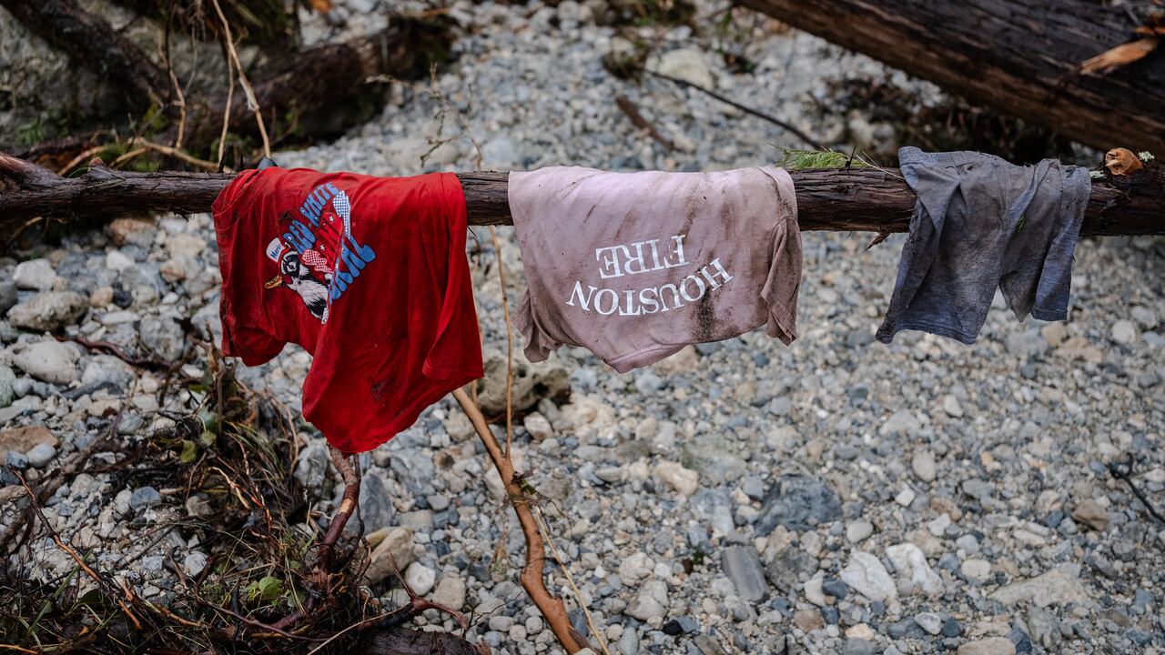 Ropa de niños colgada en la rama de un árbol a orillas del río Guadalupe, cerca de Camp Mystic