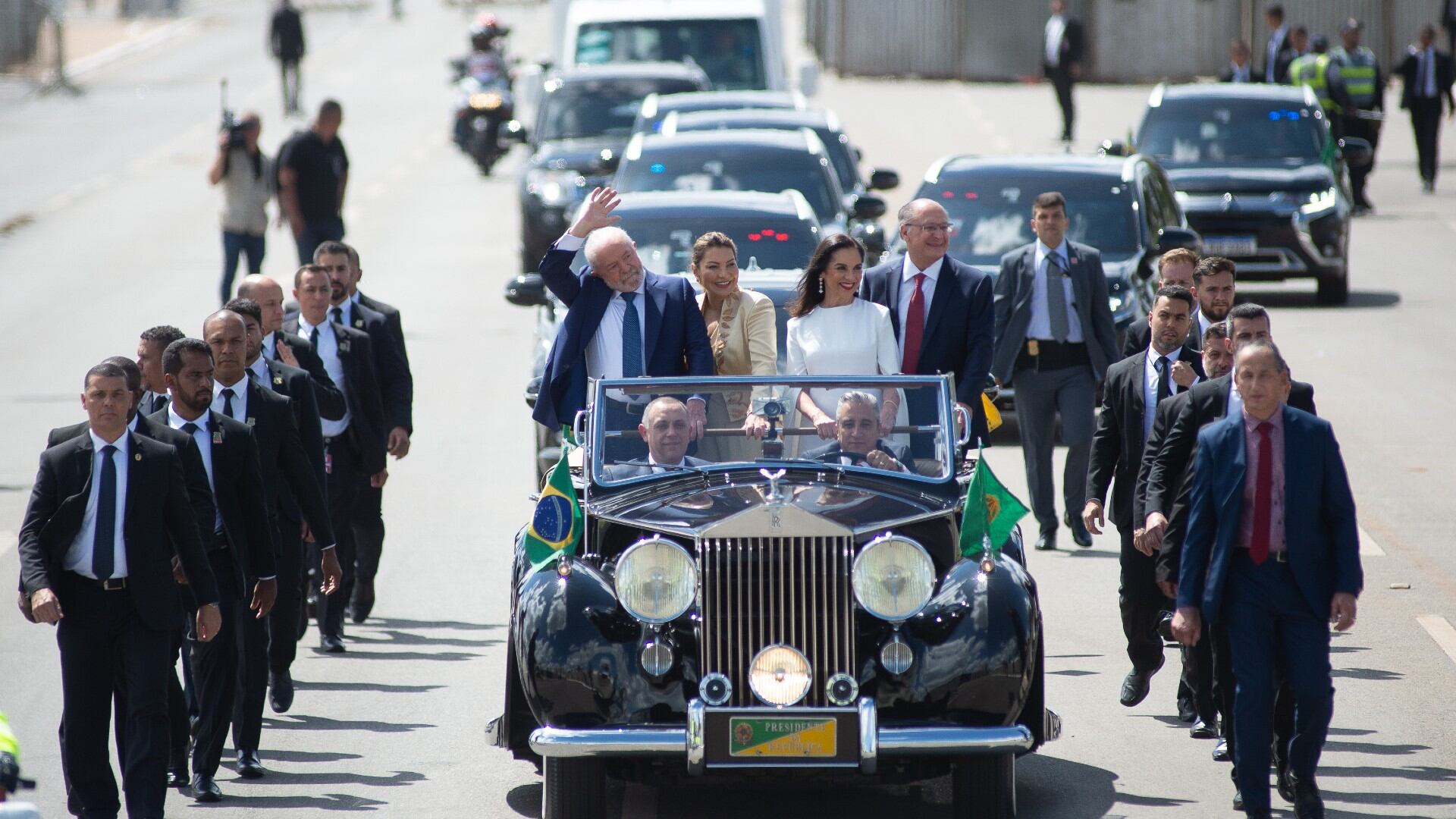 Lula llegó en el característico Rolls-Royce descapotable que sirve a los presidentes brasileños.