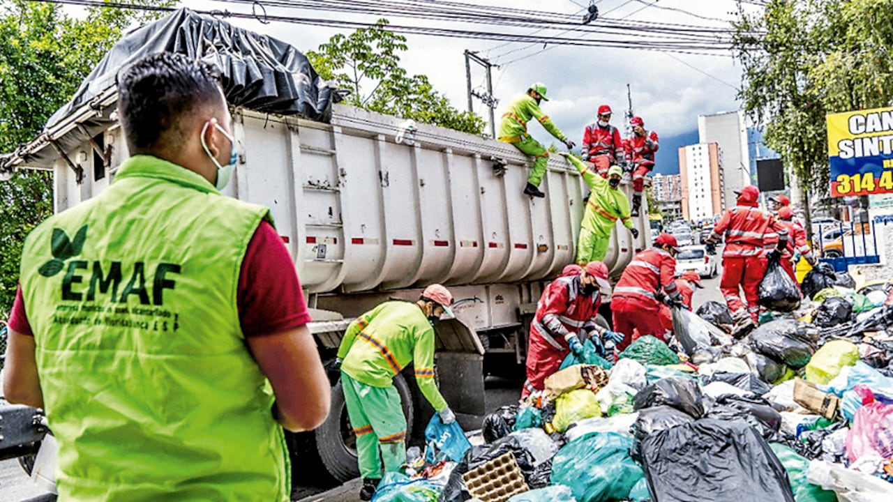 Desde 2002 se está advirtiendo que el relleno sanitario El Carrasco no está en condiciones de operar, varios estudios han revelado que las aguas subterráneas se contaminan y las comunidades denuncian malos olores.