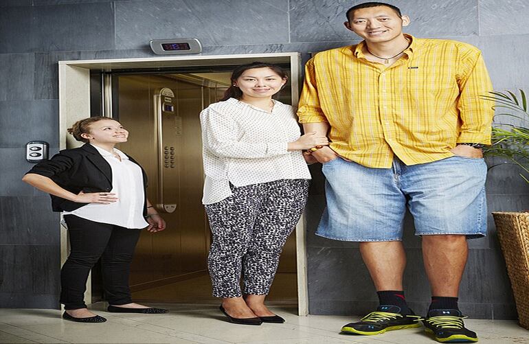La pareja más alta del mundo. Con una altura combinada de 423.47cm, Sun Ming Ming, de 33 años, y su esposa Xu Yan, de 29 años obtuvieron el título a la pareja casada más alta.