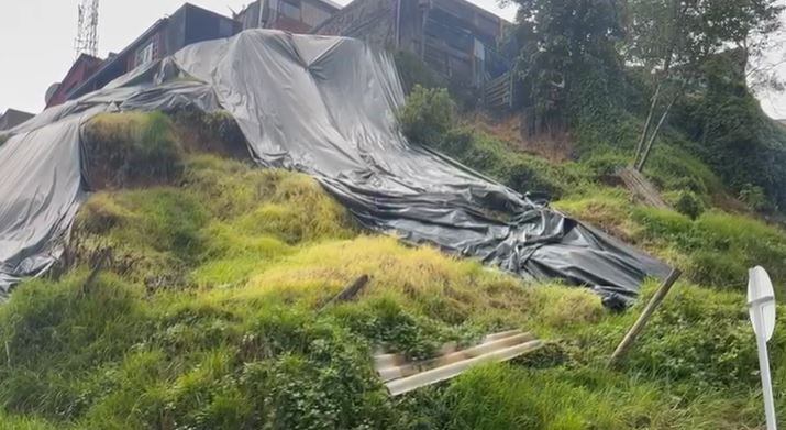 La Personería detectó una remoción en masa en el barrio Paraíso en la localidad de Chapinero. La comunidad instaló un plástico.