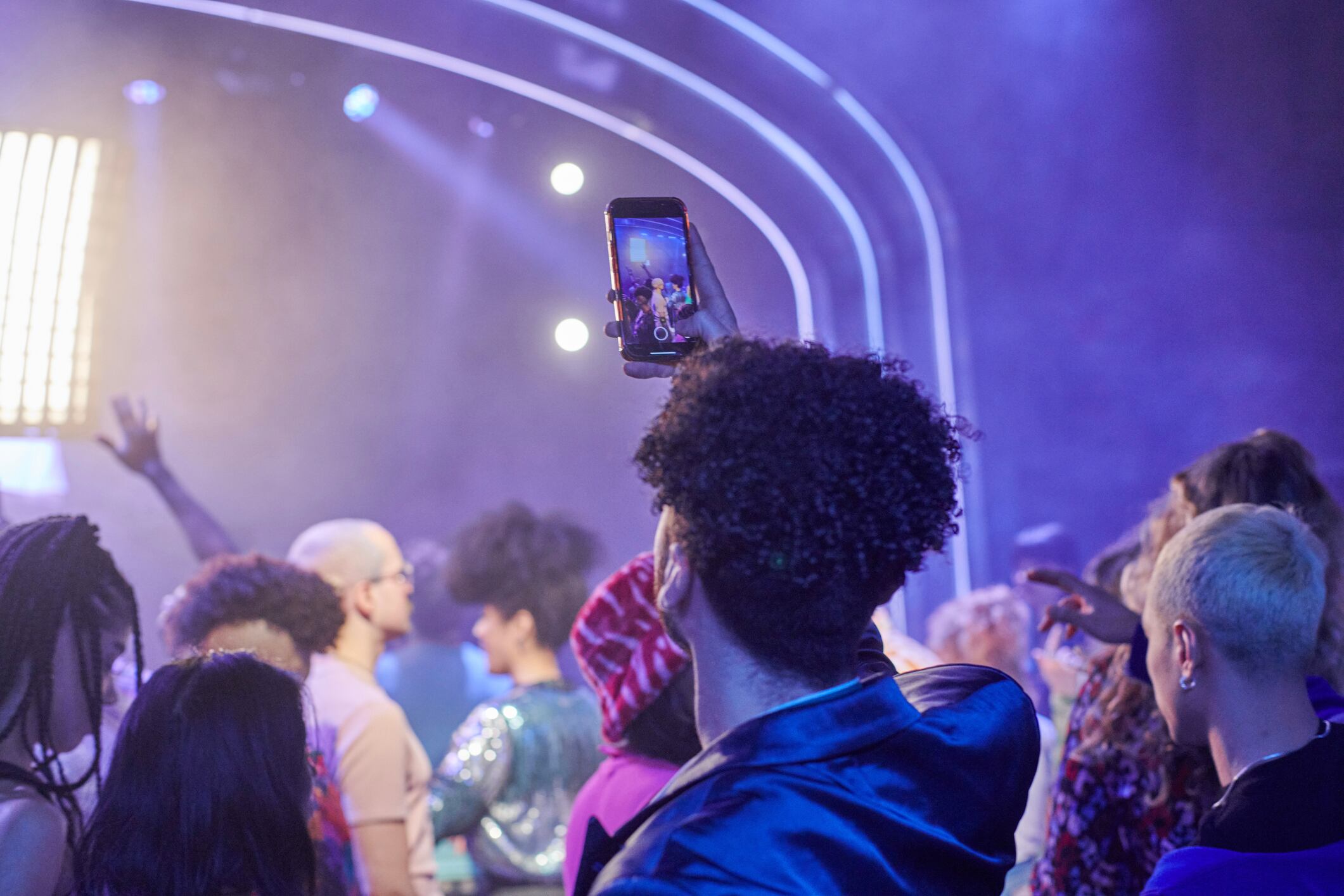 Tomar una buena fotografía con el celular en medio de un concierto es una tarea difícil.