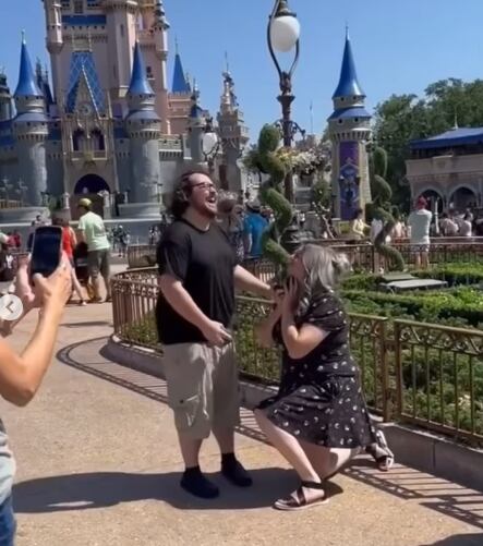 La mujer tomó la iniciativa y se arrodilló primero.