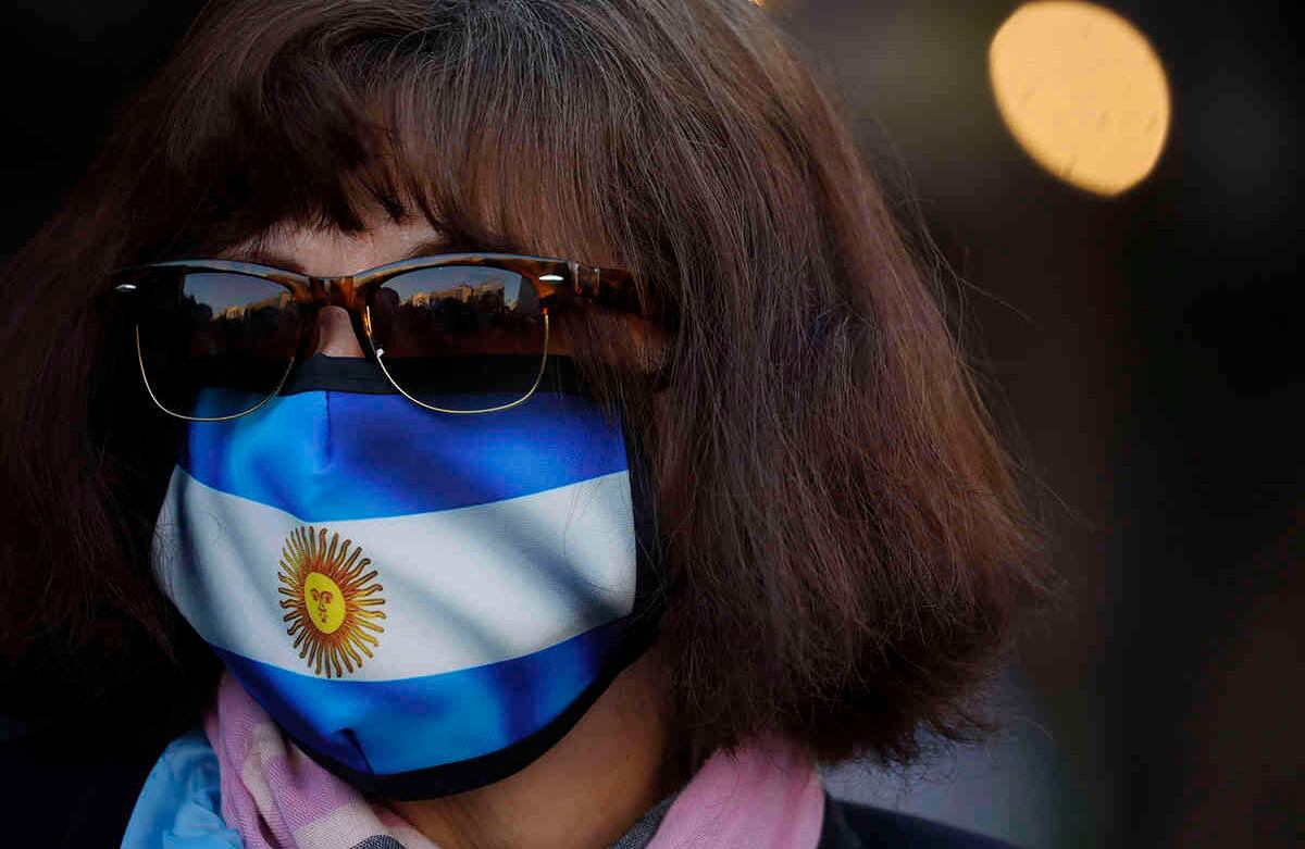 Una mujer protesta contra las políticas de cuarentena del gobierno para contener el coronavirus en Buenos Aires, Argentina, el lunes 17 de agosto. Los manifestantes dijeron que consideran las restricciones como una violación de su libertad personal. Foto: Natacha Pisarenko / AP