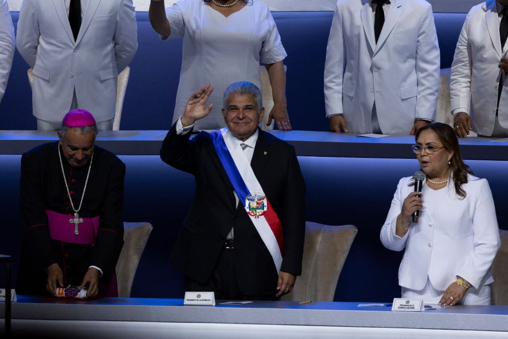 El recién elegido presidente de Panamá, José Raúl Mulino, saluda durante el día de la inauguración el 1 de julio de 2024 en la Ciudad de Panamá, Panamá.