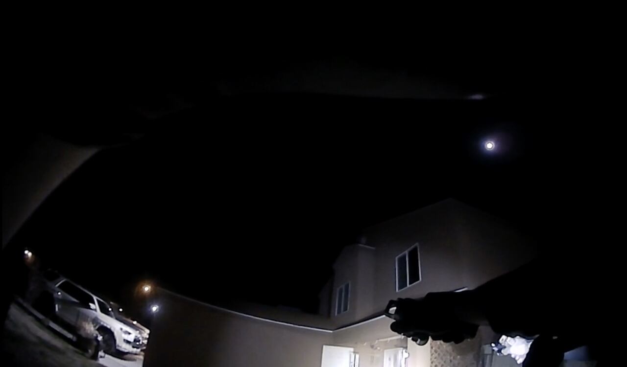 Los videos son los registrados por las cámaras que llevan los policías en Estados Unidos en su pecho