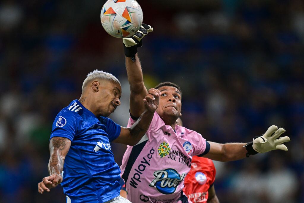 BELO HORIZONTE, BRAZIL - APRIL 11: Matheus Pereira (L) of Cruzeiro and goalkeeper Pier Grazziani (R) of Alianza Petrolera fight for the ball during a match between Cruzeiro and Alianza Petrolera as part of the Copa CONMEBOL Sudamericana 2024 at Mineirao Stadium on April 11, 2024 in Belo Horizonte, Brazil. (Photo by Pedro Vilela/Getty Images)